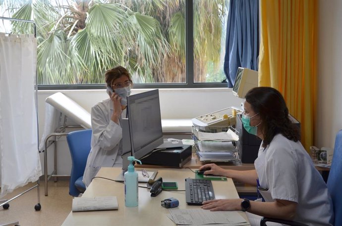 Una nefrloga i una infermera atenen pacients per telfon