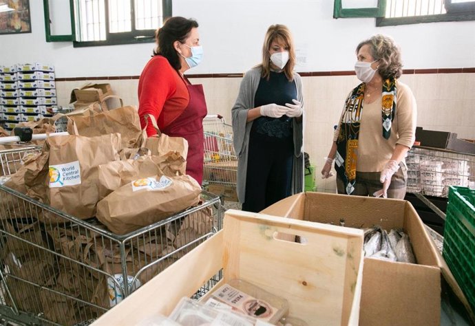 Visita de la presidenta del puerto de Huelva, Pilar Miranda, al comedor social Virgen de la Cinta.
