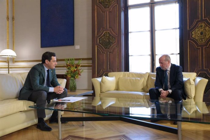 El presidente de la Junta de Andalucía, Juanma Moreno, reunido con el presidente de la Federación Andaluza de Municipios y Provincias (FAMP), Fernando Rodríguez Villalobos.