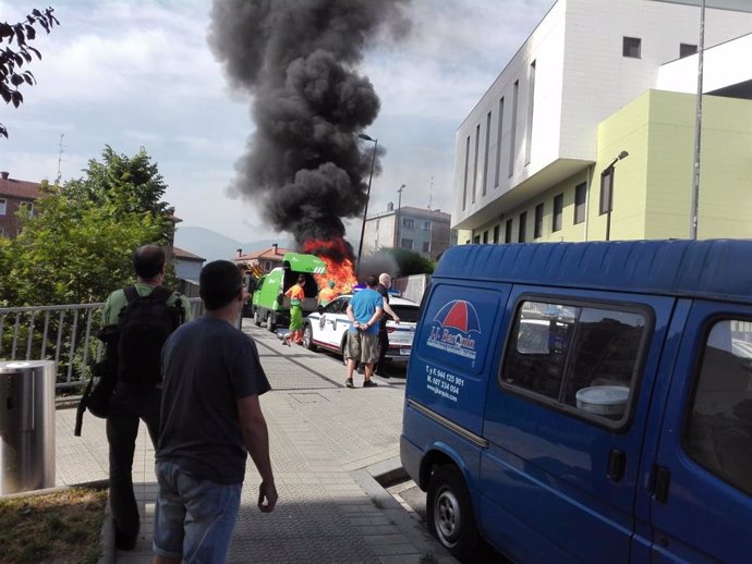 Incendio de dos contenedores en el barrio de Santutxu, en Bilbao.