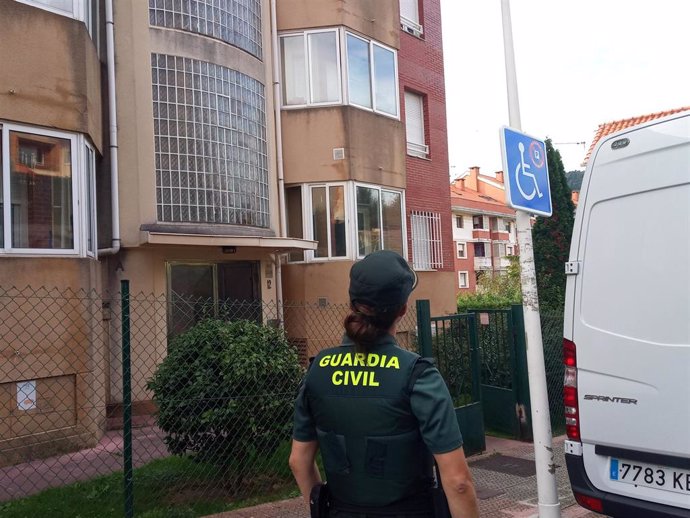 Imagen de archivo del registro de la vivienda de la detenida en el caso del hallazgo de un cráneo en Castro Urdiales