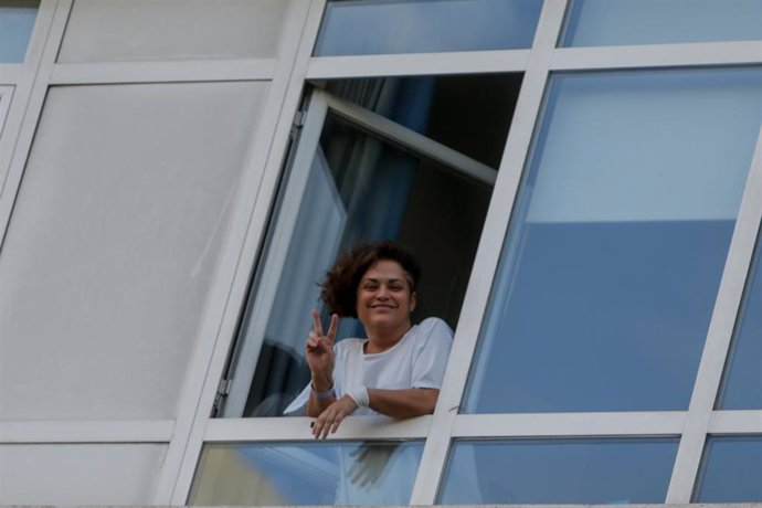 Una sanitaria saluda desde una ventana del Hospital Fundación Jiménez Díaz cuando en la Fase 1 de la desescalada