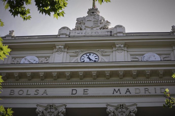 Parte superior de la fachada del edificio de la Bolsa de Madrid.