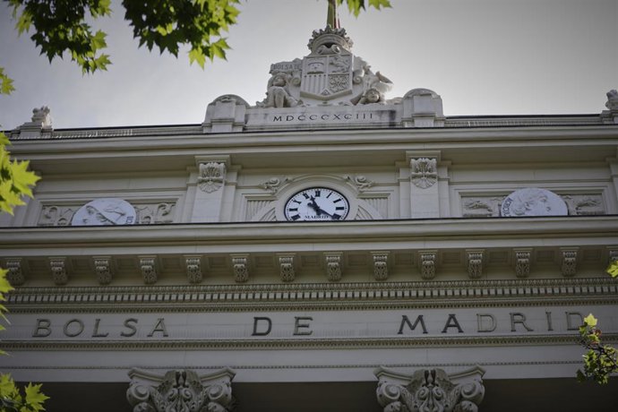 Parte superior de la fachada del edificio de la Bolsa de Madrid.