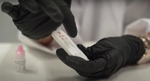 Imagen del vídeo 'Nace Procor' que muestra un test de anticuerpos.