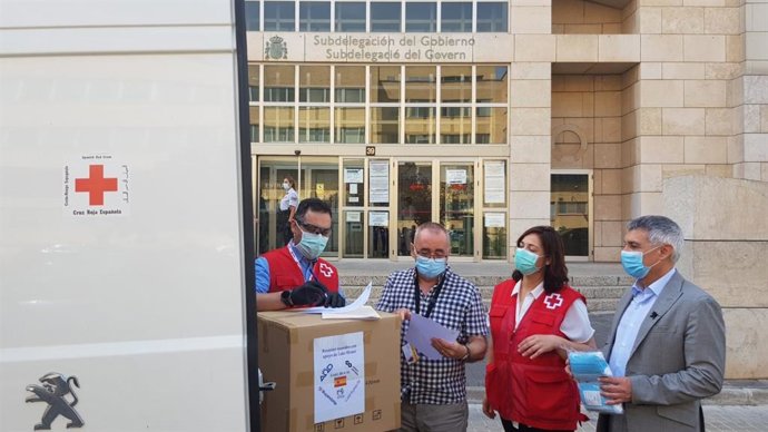 Reparto de msacarillas a Cruz Roja