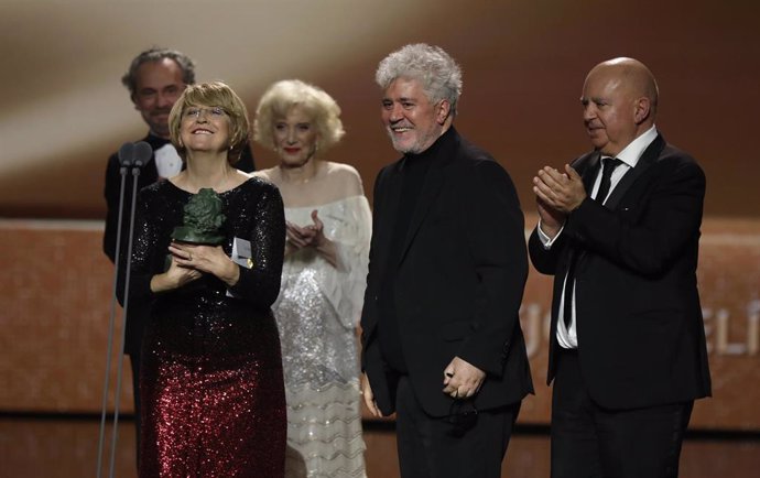 Pedro Almdóvar y el equipo de 'Dolor y gloria', con el Goya a Mejor Película de la pasada edición