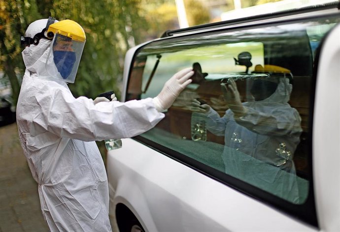 Coche fúnebre en Chile durante la pandemia de coronavirus