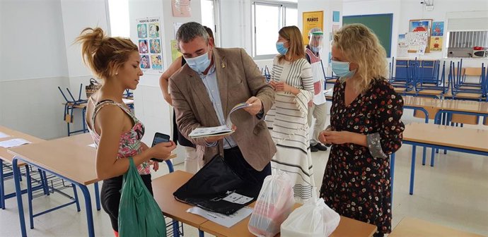Reparto de material escolar en un colegio en El Puerto