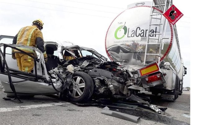 Coche empotrado contra el camión cisterna.