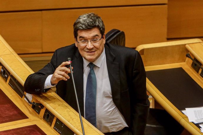El Ministre d'Inclusió, Seguretat Social i Migracions, José Luis Escrivá, durant el ple de control al Govern centrat de nou en les conseqüncies de la pandmia pel coronavirus