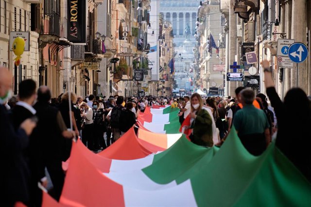 Bandera gigante en la vía del Corso en Roma durante la protesta antigubernamental convocada por la oposición