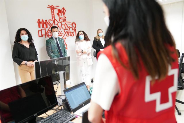 El presidente de la Junta de Andalucía, Juanma Moreno, en la presentación del Programa de Garantía Alimentaria.