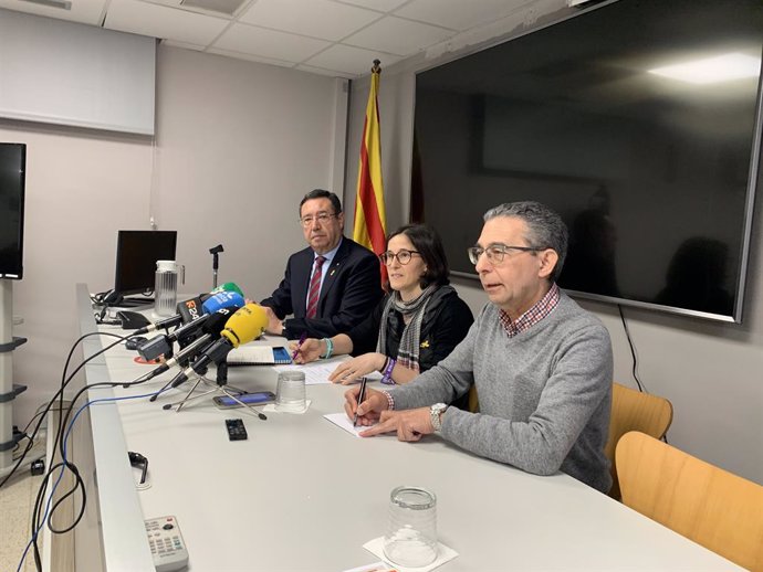 La gerent de la regió sanitria de Lleida, Divina Farreny (al centre), juntament amb el delegat territorial de la Generalitat, Ramon Farré (esquerra) i Pere Godoy, president de la Societat Espanyola d'Epidemiologia (dreta). (Arxiu)