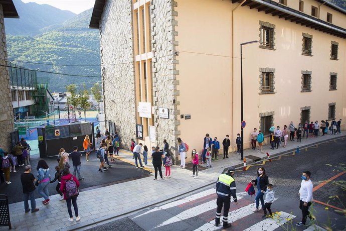 Els alumnes fan cua per entrar en una escola d'Andorra la Vella.