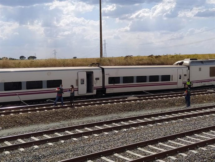 Tren Alvia Madrid-A Coruña descarrilado á primeira hora da tarde deste martes no municipio zamorano de La Hiniesta despois de arroiar a un todoterreo que caeu sobre a vía desde un paso elevado.