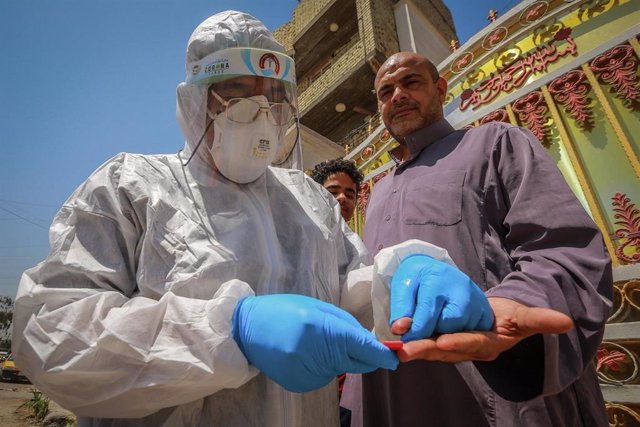 Un trabajador sanitario de Irak toma una muestra de sangre durante la pandemia de coronavirus