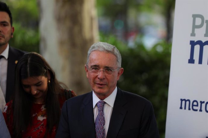 El ex presidente de Colombia, Álvaro Uribe, durante la entrega de los premios Merca2 en Madrid.