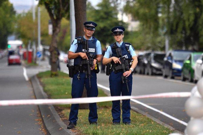 Dos agentes de la Policía de Nueva Zelanda.