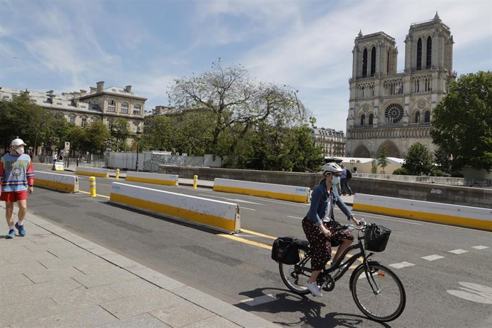 Ciudadanos pasean por París