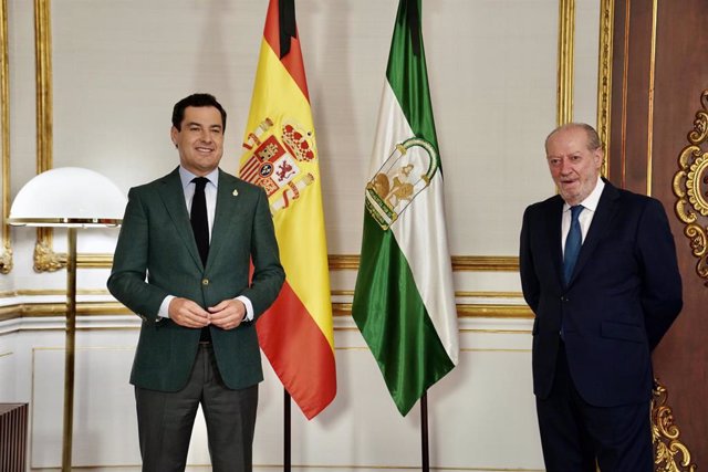 El presidente de la Junta de Andalucía, Juanma Moreno, junto al presidente de la Federación Andaluza de Municipios y Provincias (FAMP), Fernando Rodríguez Villalobos.