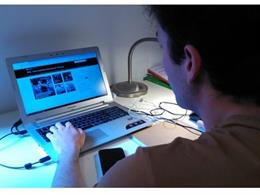 Imagen de recurso de un alumno en una clase a distancia. Educación onlie, en línea.