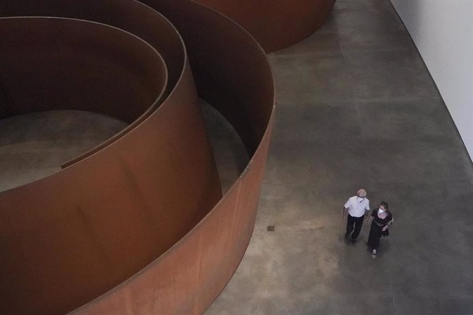 Dos personas visitan el Museo Guggenheim Bilbao el día en el que reabre sus instalaciones después de la etapa de cierre por el coronavirus. 