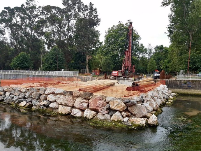 Desmontaje en el río Piles por la finalización de las obras de la segunda fase del pozo de tormentas de Hermanos Castro