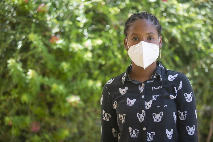 Una adolescente con mascarilla en República Dominicana