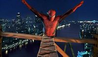 Spider-Man irrumpe en las protestas del Black Lives Matter y escala un puente en Manhattan