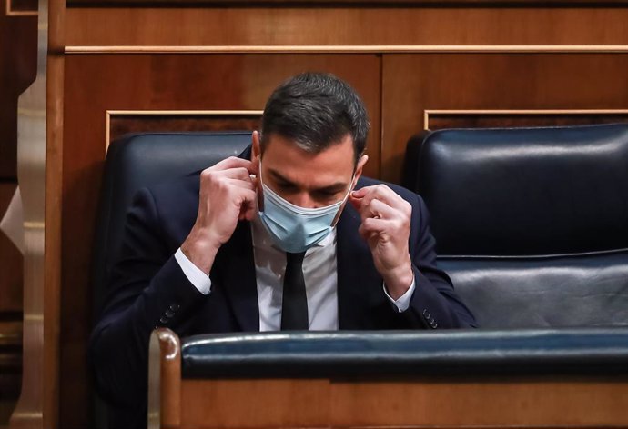 El presidente del Gobierno, Pedro Sánchez, se coloca su mascarilla durante la sesión en la que se ejercerá el control al Gobierno y se tratará la sexta prórroga del estado de alarma por la crisis del Covid-19. En Madrid, (España), a 3 de junio de 2020.