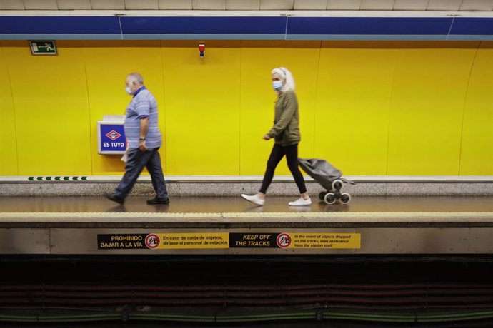 Dos pasajeros en una estación de Metro de Madrid