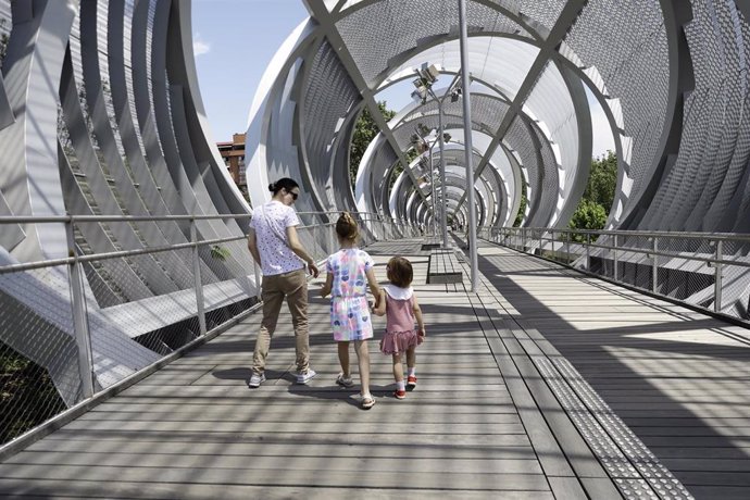 Una mujer con sus hijos en el Puente Monumental de Arganzuela en Madrid Río. En Madrid (España), a 25 de mayo de 2020.