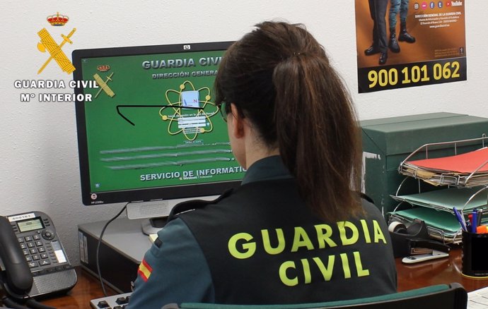 Imagen de un agente durante la investigación en el marco de la Operación Gerobur