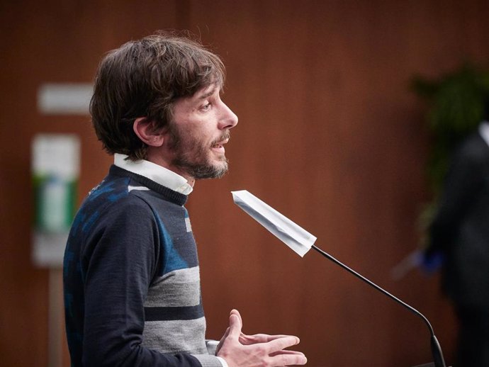 El portavoz de Podemos, Mikel Buil, interviene en la rueda de prensa del pleno del Parlamento de Navarra