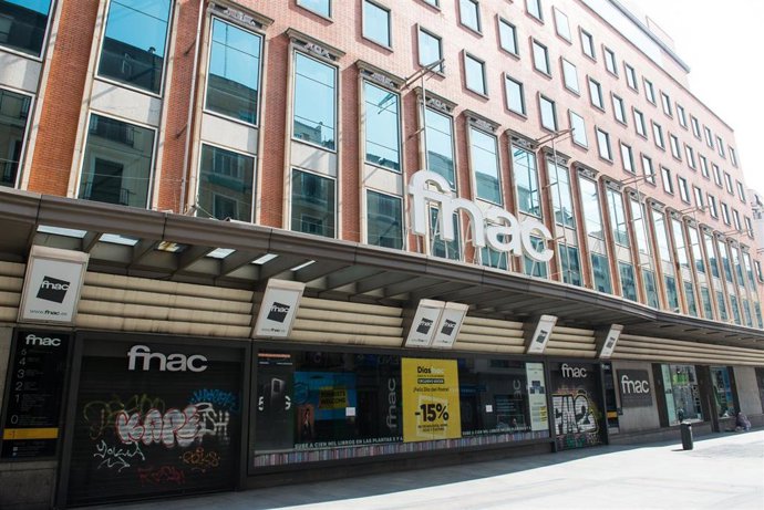 El edificio de la FNAC de Madrid, sin gente en la calle por el coronavirus el 25 de marzo de 2020.
