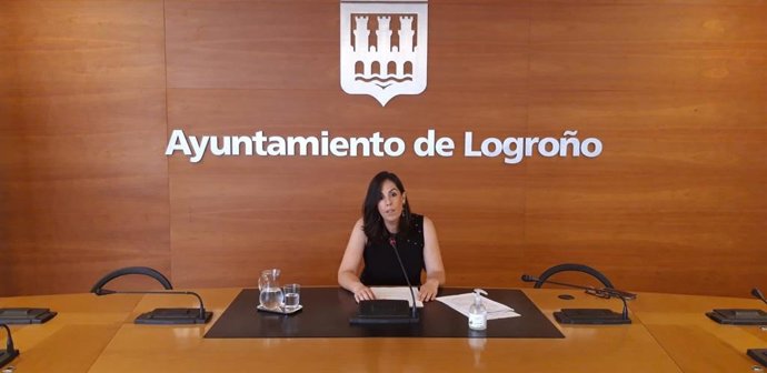 La edil de Economía, Esmeralda Campos, informa de las ayudas a autónomos y micropymes afectadas por el coronavirus.