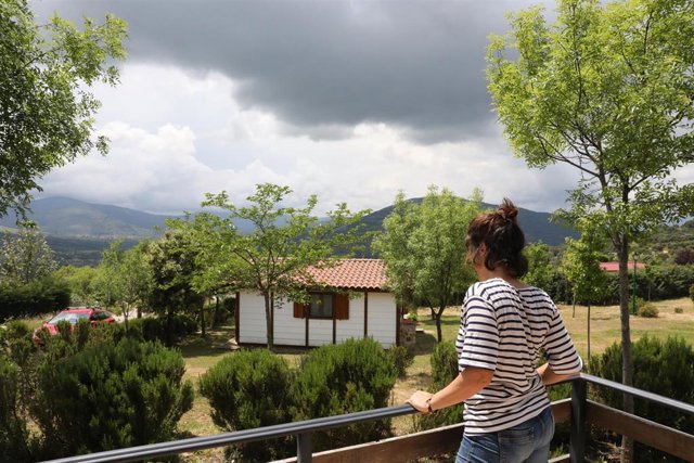 Una clienta en un bungalow del Camping Monte Holiday en Gargantilla del Lozoya.