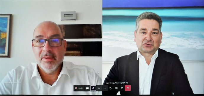 El presidente de Telefónica España, Emilio Gayo, y el consejero delegado de Siemens España, Miguel Ángel López, en la firma del acuerdo entre ambas empresas para ofrecer conjuntamente soluciones integrales de ciberseguridad