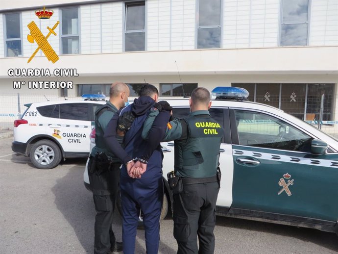 La Guardia Civil de Toledo ha desarticulado un grupo criminal deteniendo a sus cinco integrantes.