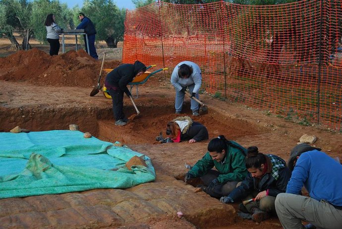 Fotos Y Nota: Uja Reanudará Sus Trabajos Arqueológicos En Mengíbar Interviniendo En El Arco De Augusto Y En El Oppidum Ibero