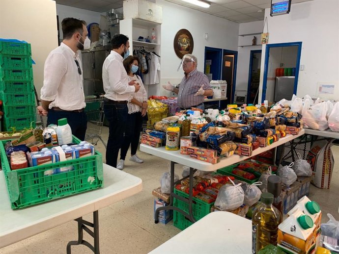 El portavoz municipal del PSOE, Daniel Pérez, durante una visita a bancos de alimentos de la ciudad