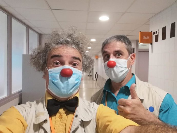 Dos integrants de Pallapupas, durant una de les seves primeres visites a pacients infantils dels hospitals catalans després de finalitzar les principals restriccions d'accés als centres a causa de l'epidmia del coronavirus