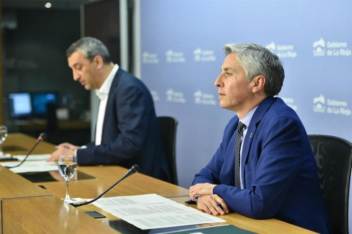 El portavoz del Gobierno, Chus del Río, a la izquierda, y el consejero de Gobernanza Pública, Francisco Ocón, en comparecencia de prensa