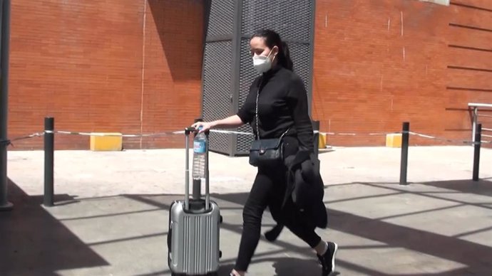 Carolina Monje llega a la estación de AVE de Madrid