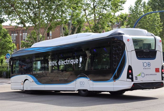 Imagen del bus eléctrico en pruebas recorriendo la ciudad madrileña de Fuenlabrada.