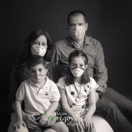 Imagen de una familia de Pinto retratada con mascarillas.