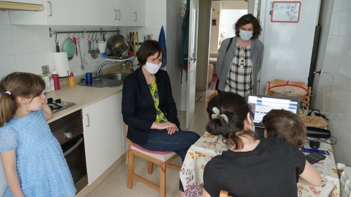 Ana Pontón, portavoz nacional del BNG, visita una familia. Propone medidas de conciliación