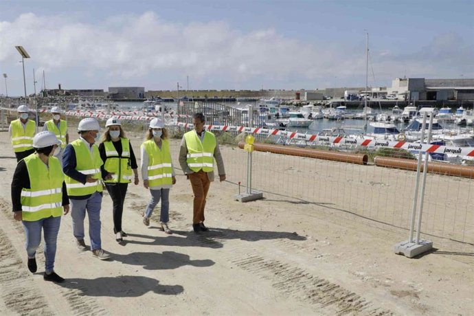 Marifrán Carazo visita las obras del puerto de Conil