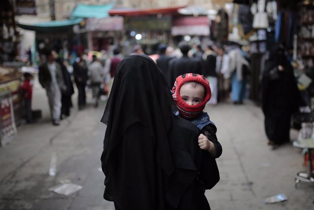 Una mujer con una niña en Saná durante la pandemia de coronavirus en Yemen